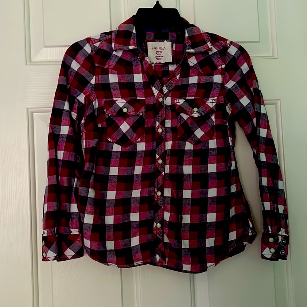 V-neck dark pink plaid shirt